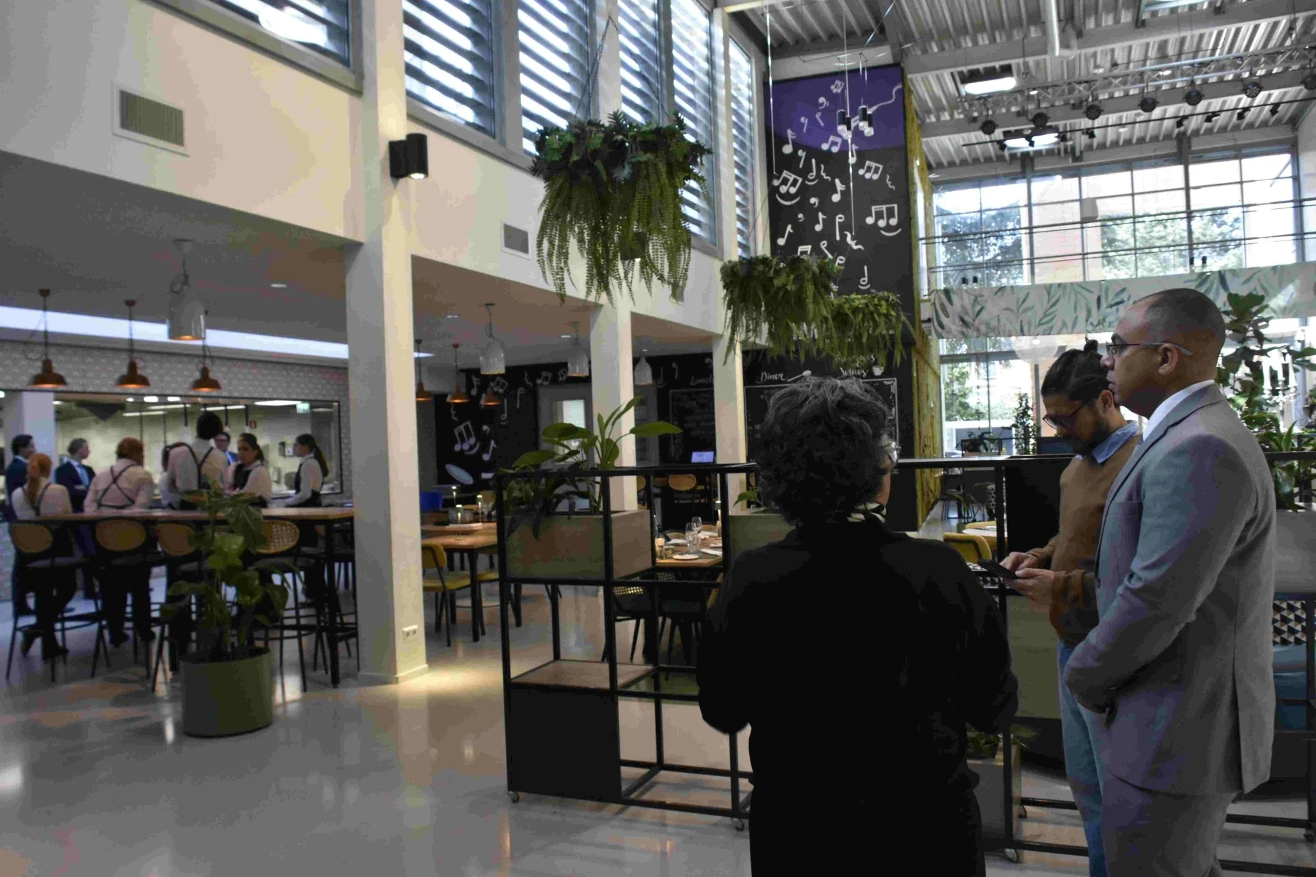 “Inverti den nos propio talentonan: futuro di turismo ta cuminsa den klaslokaal” Eduard Pieters a expresa despues di su bishita na ROC Mondriaan