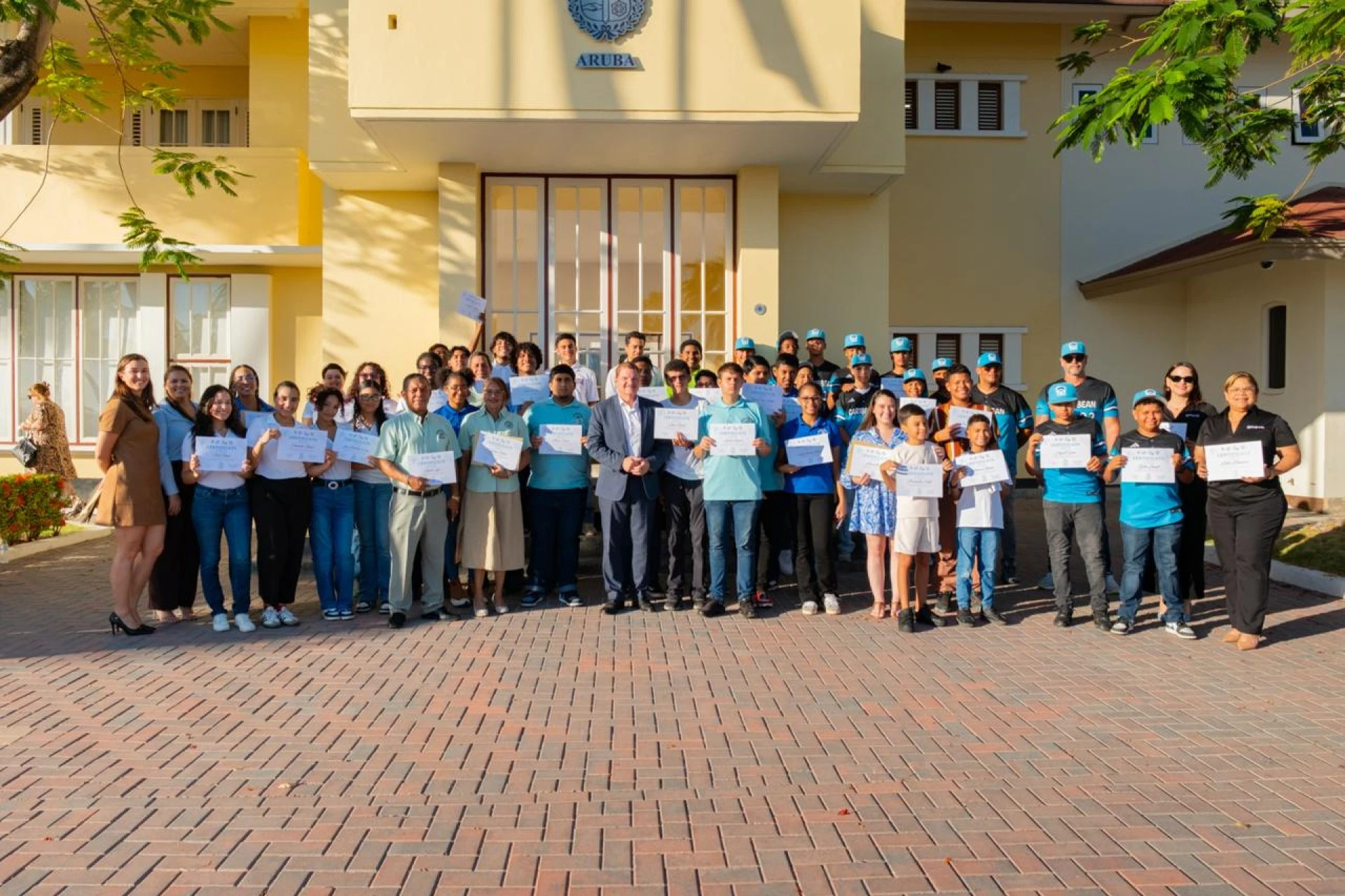 Lidernan hoben a ricibi certificado di gradicimento pa nan contribucion durante Bishita Real