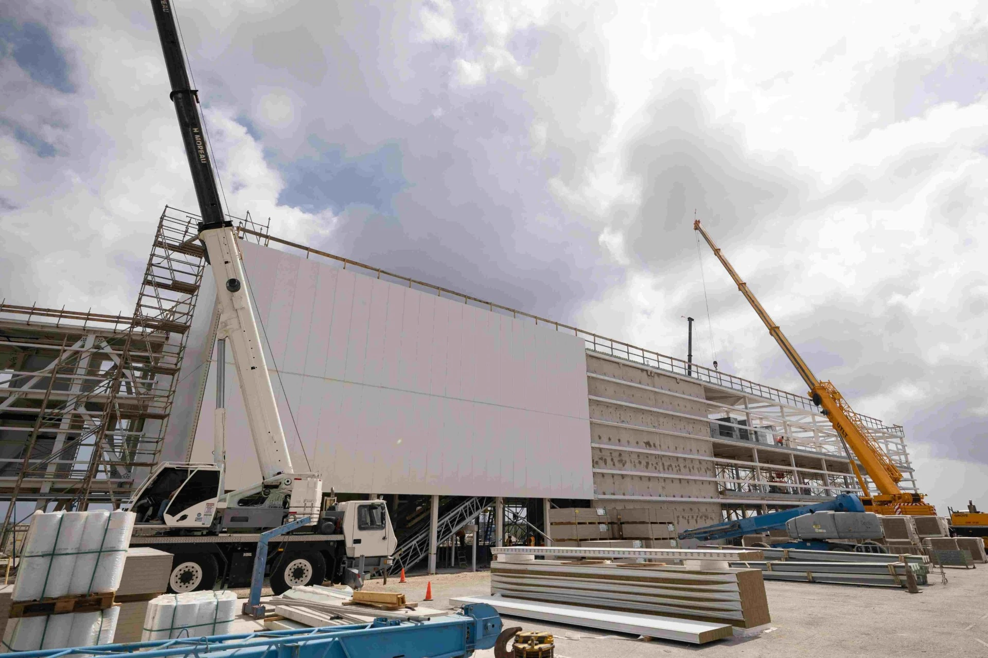 Aeropuerto di Aruba ta celebra un avance importante den e construccion cu ceremonia di finalisacion di structura di Fase 1B pa Gateway 2030