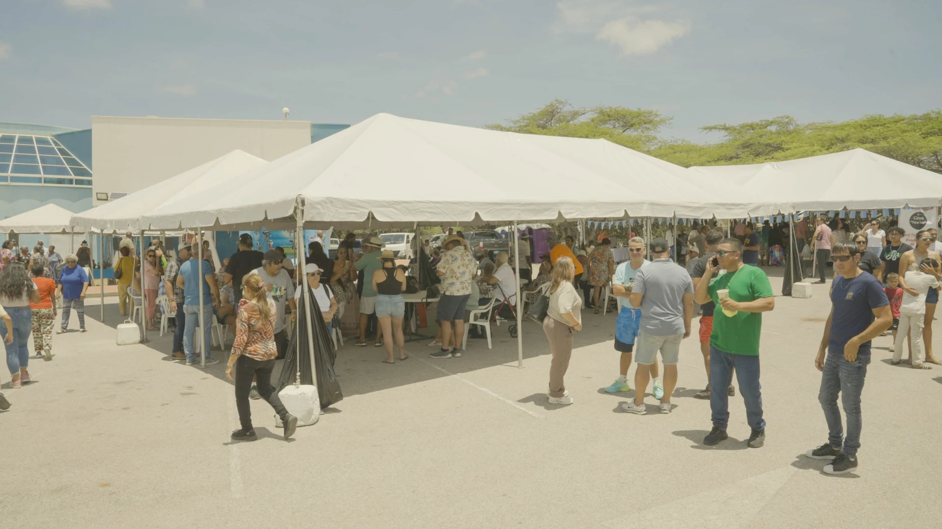 Prome Minister Mike Eman ta aplaudi iniciativa di Savaneta Food Market