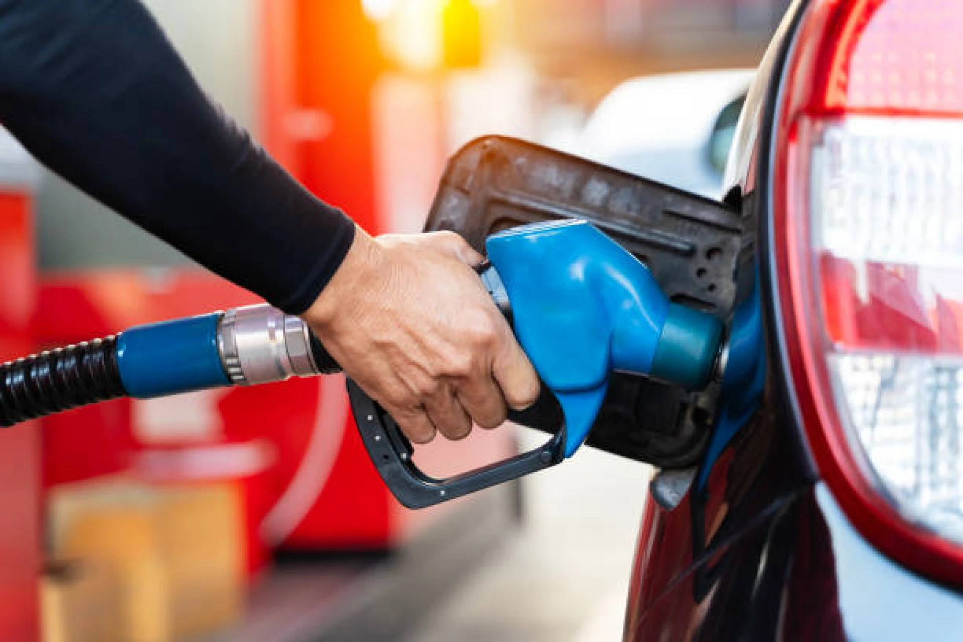 Minister Geoffrey Wever: bahada di accijns ta mitiga subida di prijs di gasolin y diesel den mei
