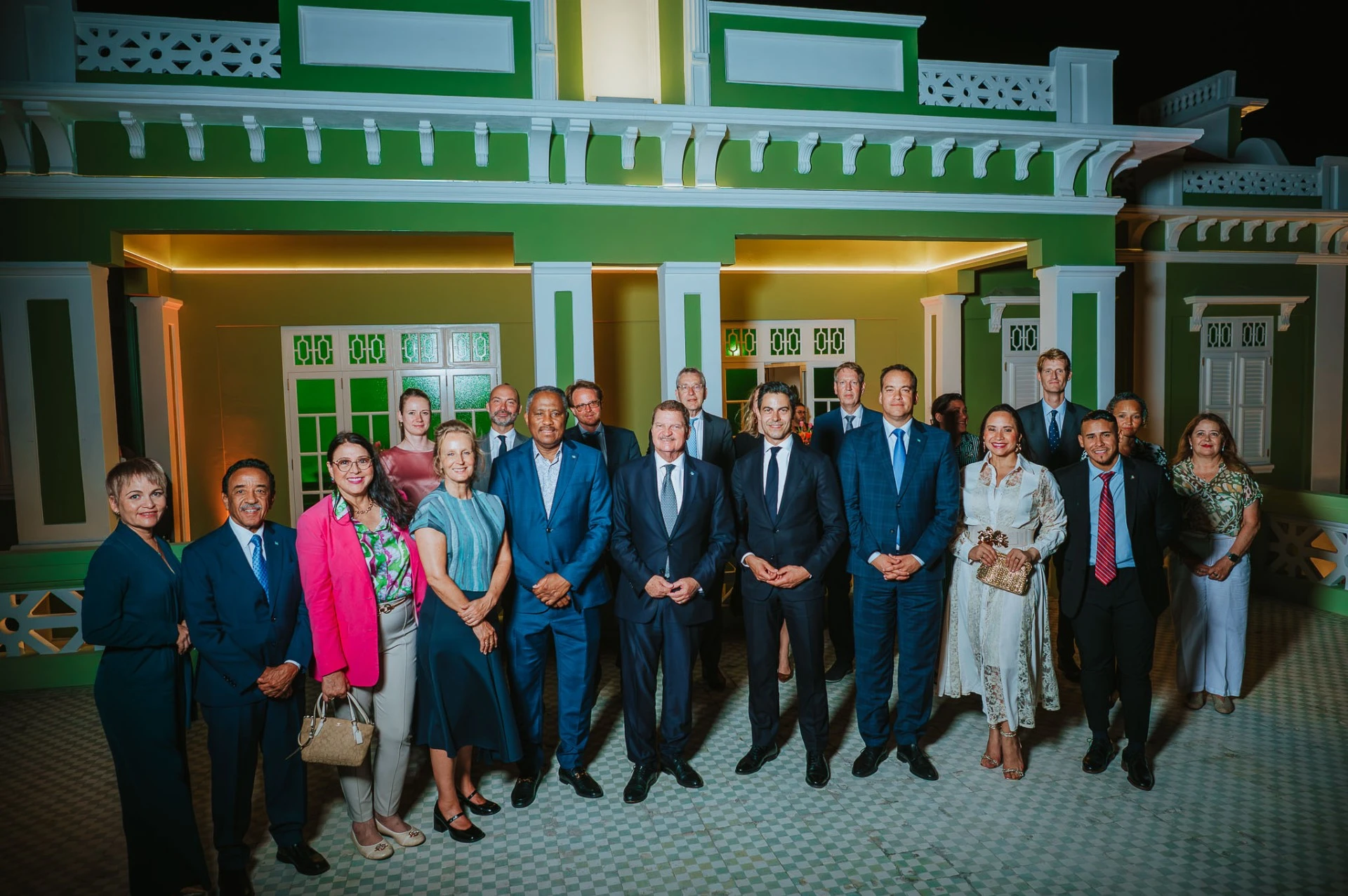 Premier Jetten a haya un recorido den centro historico di Oranjestad y Cas Veneranda