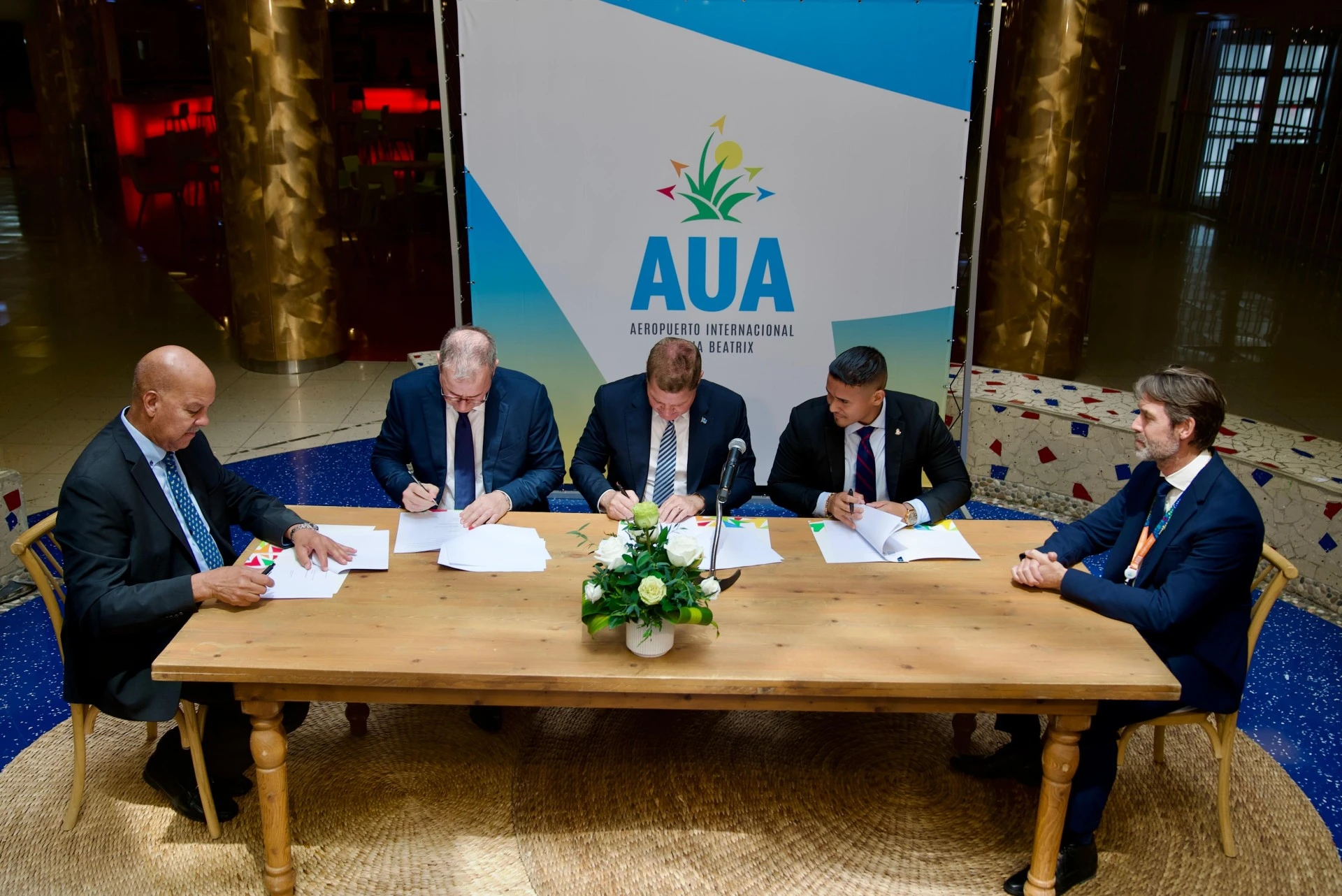 A firma acuerdo: Pocopoco e porta pa Union Europeo mas cerca di Aruba