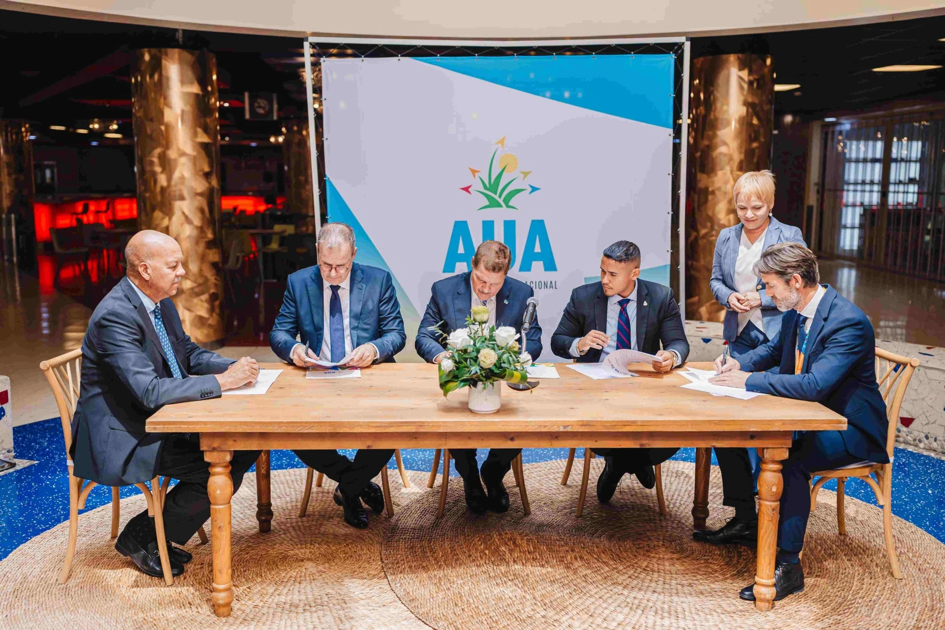 Aeropuerto di Aruba ta firma Memorandum of Understanding strategico sosteniendo conectividad Europeo, innovacion y posibel oportunidadnan di Pre-Clearance