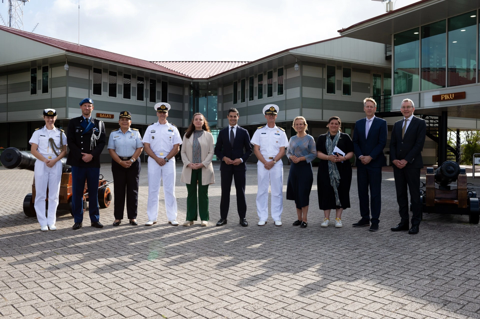 Promé Minister Jetten a bishita Defensa na Curaçao