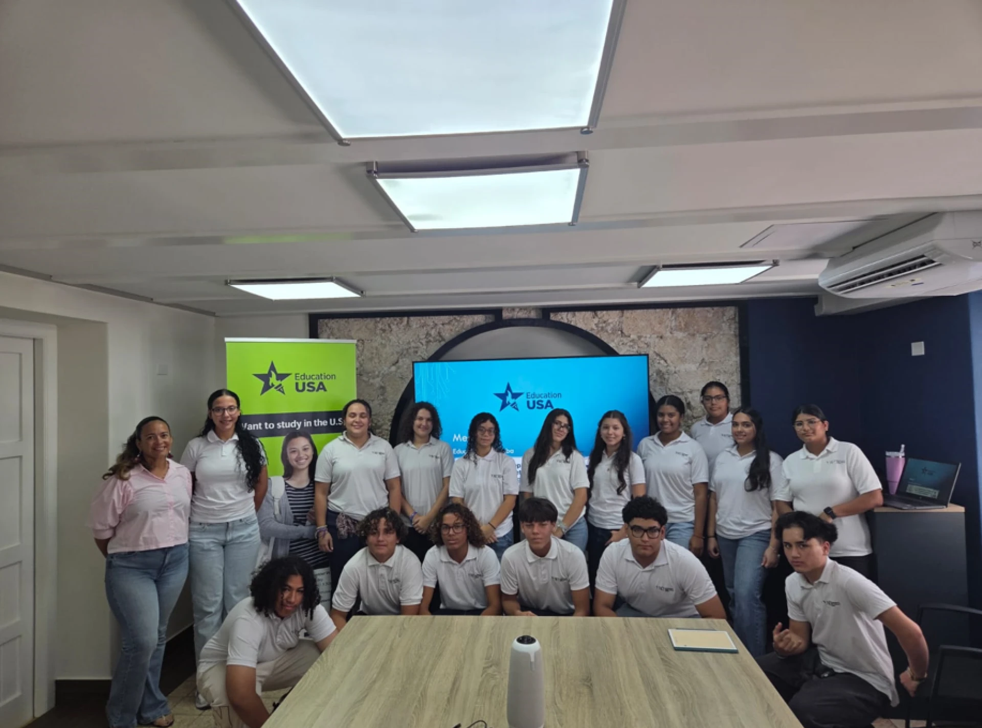 Minister Gerlien Croes: Oficina di Ban Studia y EducationUSA ta sigui guia hobennan riba nan caminda pa educacion superior