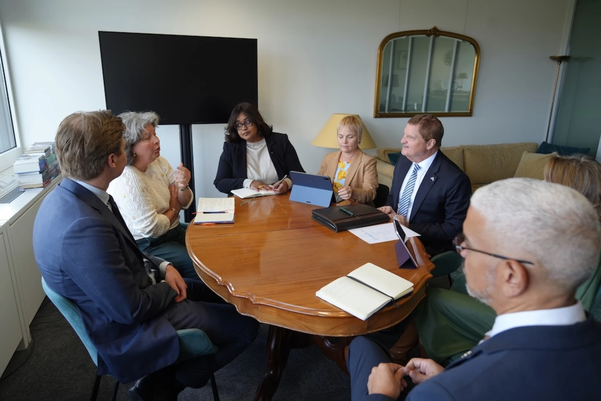 Prome Minister Mike Eman a reuni cu lider di fraccion VVD Ruben Brekelmans den Tweede Kamer