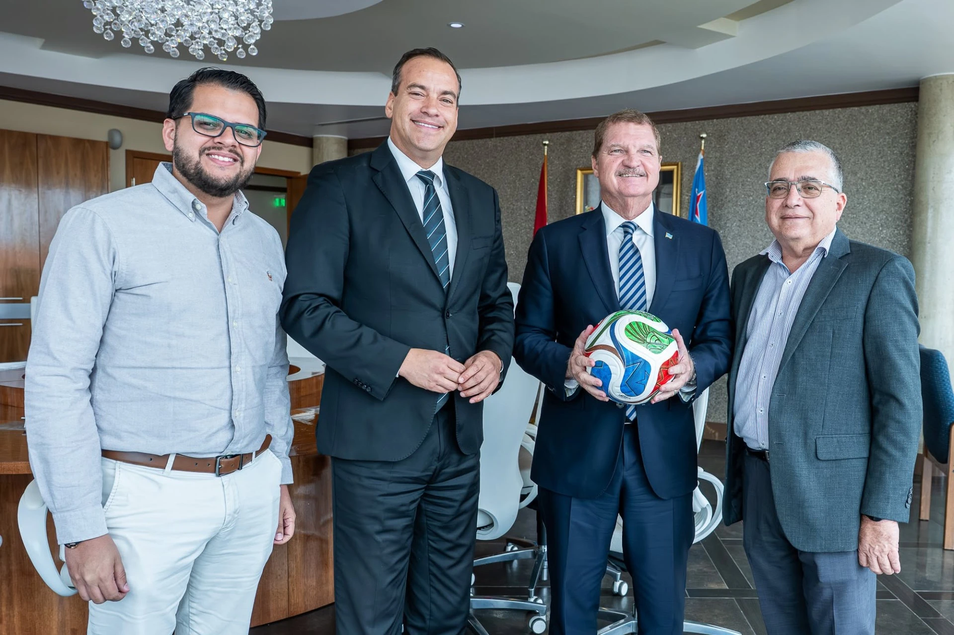 Prome Minister Mike Eman a ricibi bala oficial di Mundial 2026 for di Telearuba