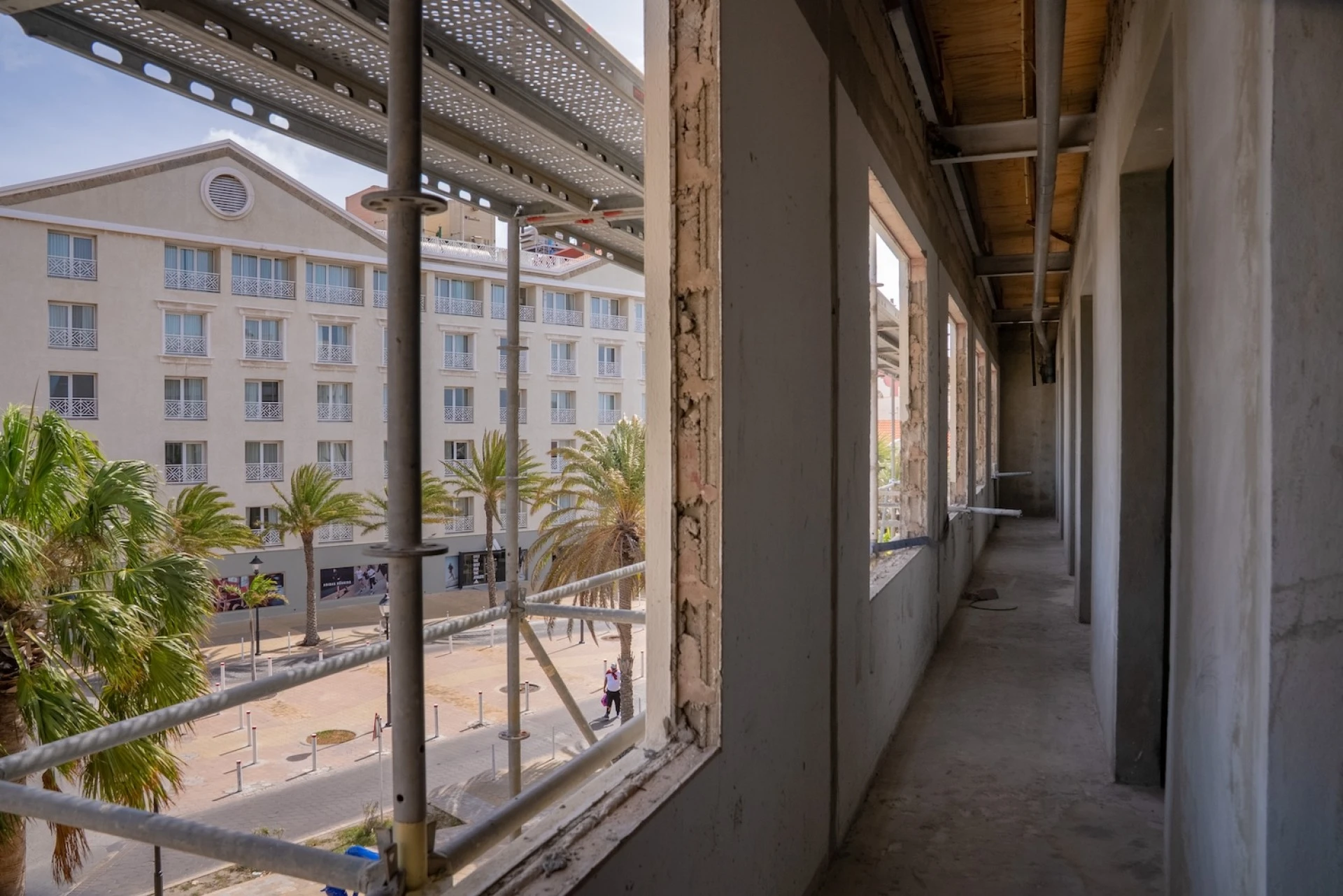 Pa fin di aña Oranjestad lo conoce un edificio nobo y moderno pa comercio y studiante